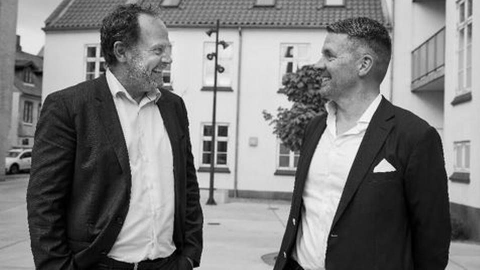 Direktør Carsten Raundahl, Raundahl & Moesby (tv.) og adm. direktør i Tetris Rasmus Friis (th) glæder sig til at opføre omkring 20 nye seniorvenlige boligfællesskaber i og omkring de større byer i Jylland og på Fyn i løbet af de næste fem år. | Foto: Tetris