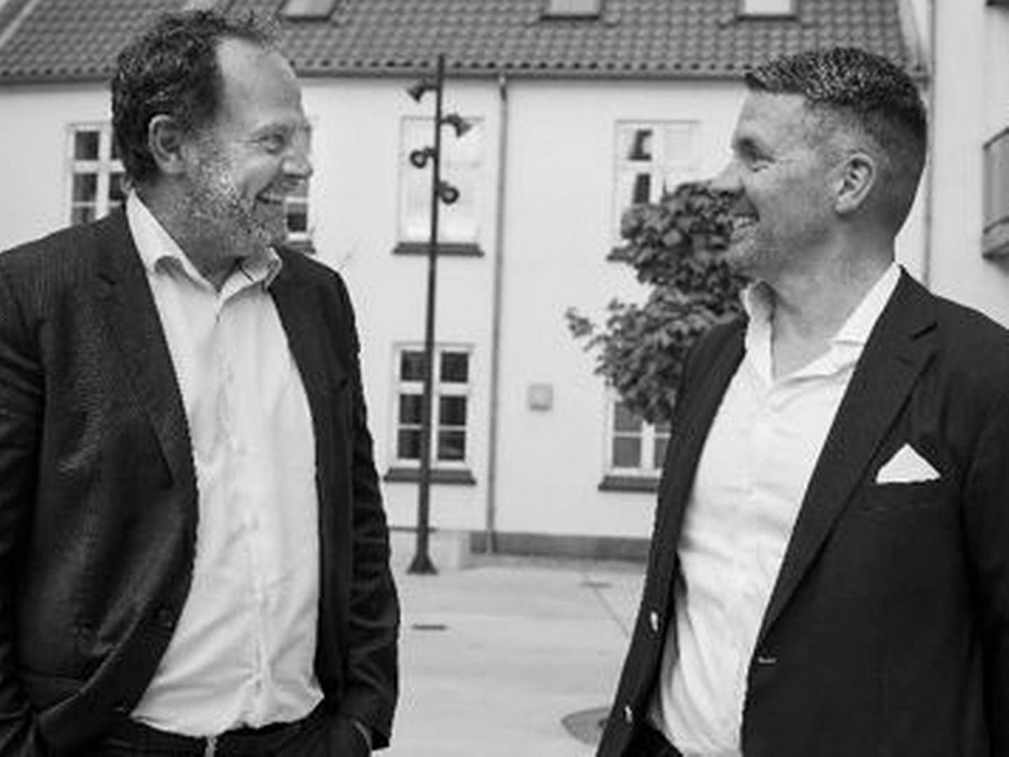 Direktør Carsten Raundahl, Raundahl & Moesby (tv.) og adm. direktør i Tetris Rasmus Friis (th) glæder sig til at opføre omkring 20 nye seniorvenlige boligfællesskaber i og omkring de større byer i Jylland og på Fyn i løbet af de næste fem år. | Foto: Tetris