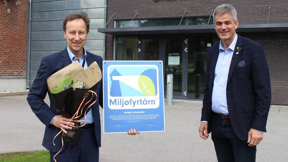 VIL HA GRØNNERE LÅNEPORTEFØLJE: Banksjef Børre Grovan i Andebu Sparebank mottok Miljøfyrtårn-sertifikatet av ordføreren i Sandefjord kommune 18. mai.