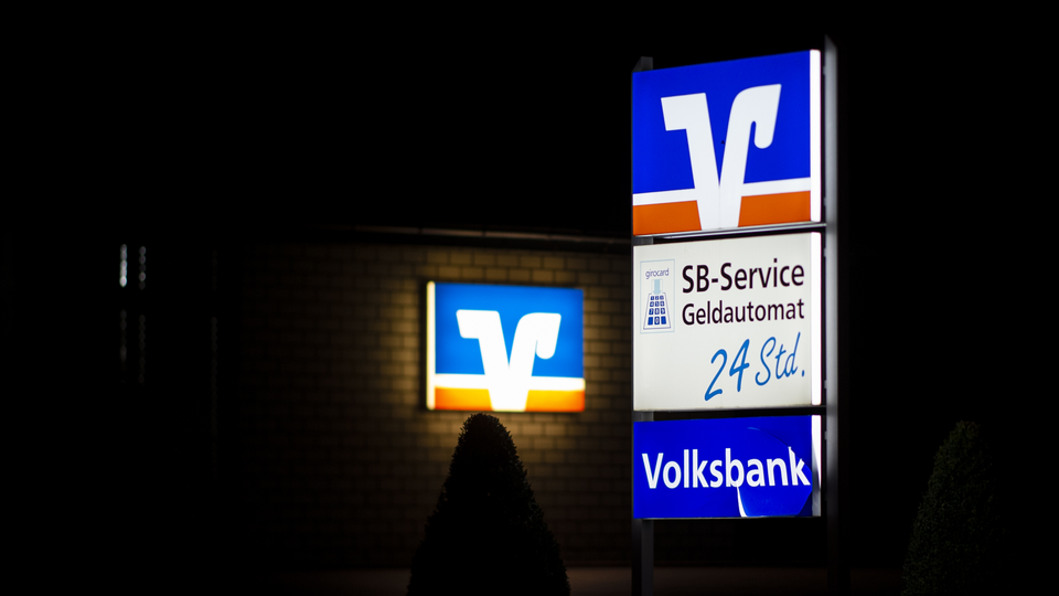 Eine Volksbank Filiale in der Dunkelheit. | Foto: picture alliance / Wedel/Kirchner-Media