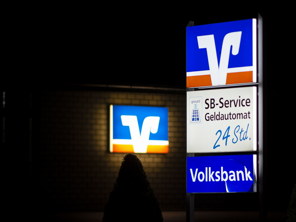 Eine Volksbank Filiale in der Dunkelheit. | Foto: picture alliance / Wedel/Kirchner-Media