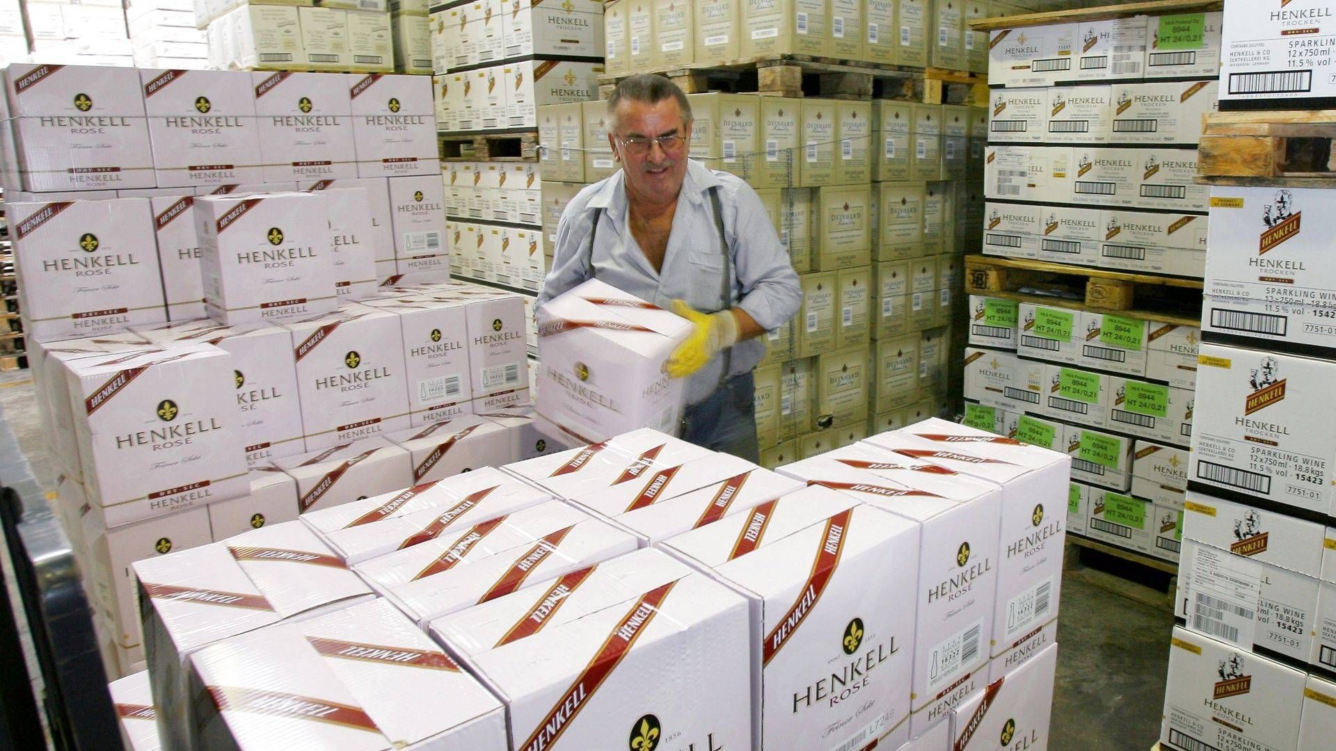 En pakker pakker mousserende Henkell-vin på et af JF Hillebrands' lagre. | Foto: Arne Dedert/AP/Ritzau Scanpix