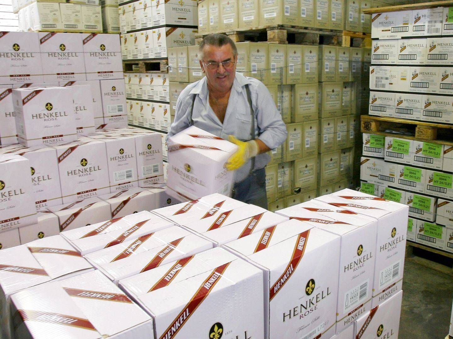 En pakker pakker mousserende Henkell-vin på et af JF Hillebrands' lagre. | Foto: Arne Dedert/AP/Ritzau Scanpix