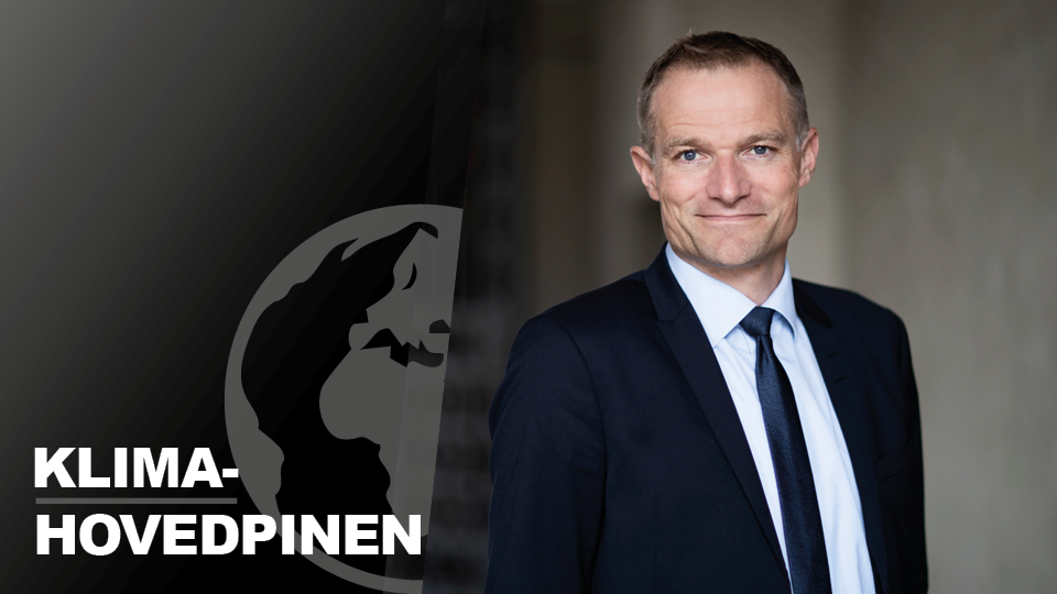 Ulrich Bang, der er klima- og energichef i Dansk Erhverv, mener, at Danmark skal lade sig inspirere af virksomheder og opgøre sin CO2-udledning, så den ikke kun måles inden for egne landegrænser. | Foto: PR / Dansk Erhverv | Collage: Peter Thomsen