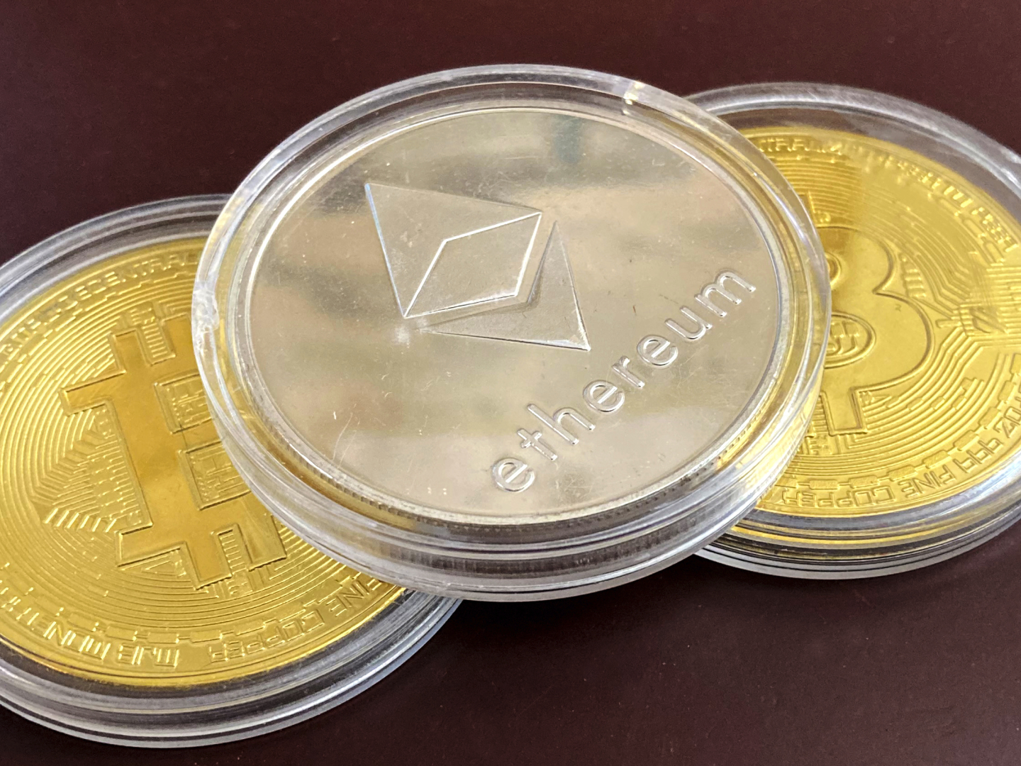 Bitcoin- und Ethereum-"Münzen" | Foto: picture alliance / STRF/STAR MAX/IPx