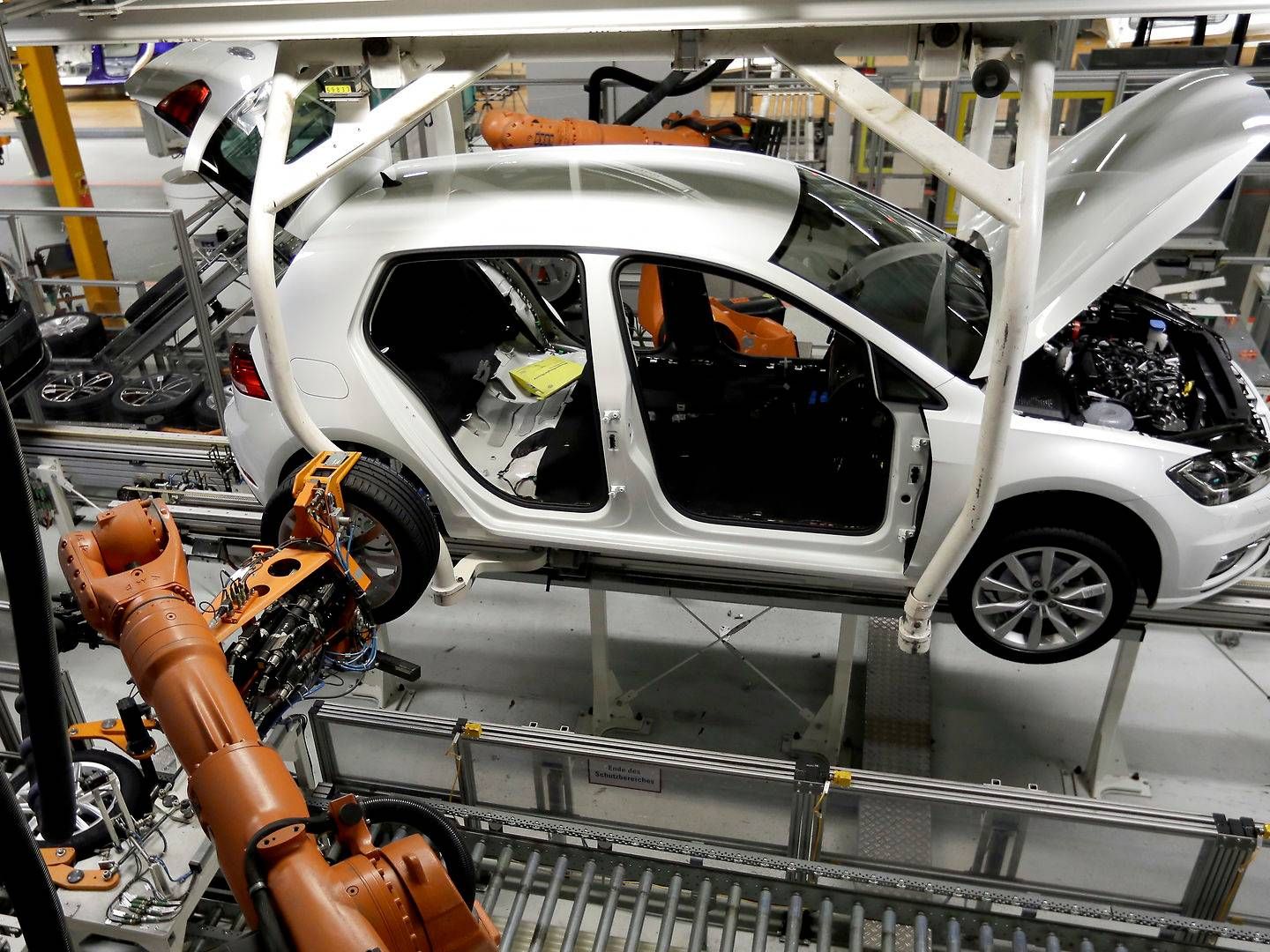 Tyskland er det land i Europa, derer bedst med, når det gælder antallet af robotter per industriansat. Men det skyldes i høj grad landets bilproduktion. På mange andre områder inden for digitalisering halter landet bagefter, og EU er generelt meget længere bagud end Kina. | Foto: Michael Sohn/AP/Ritzau Scanpix