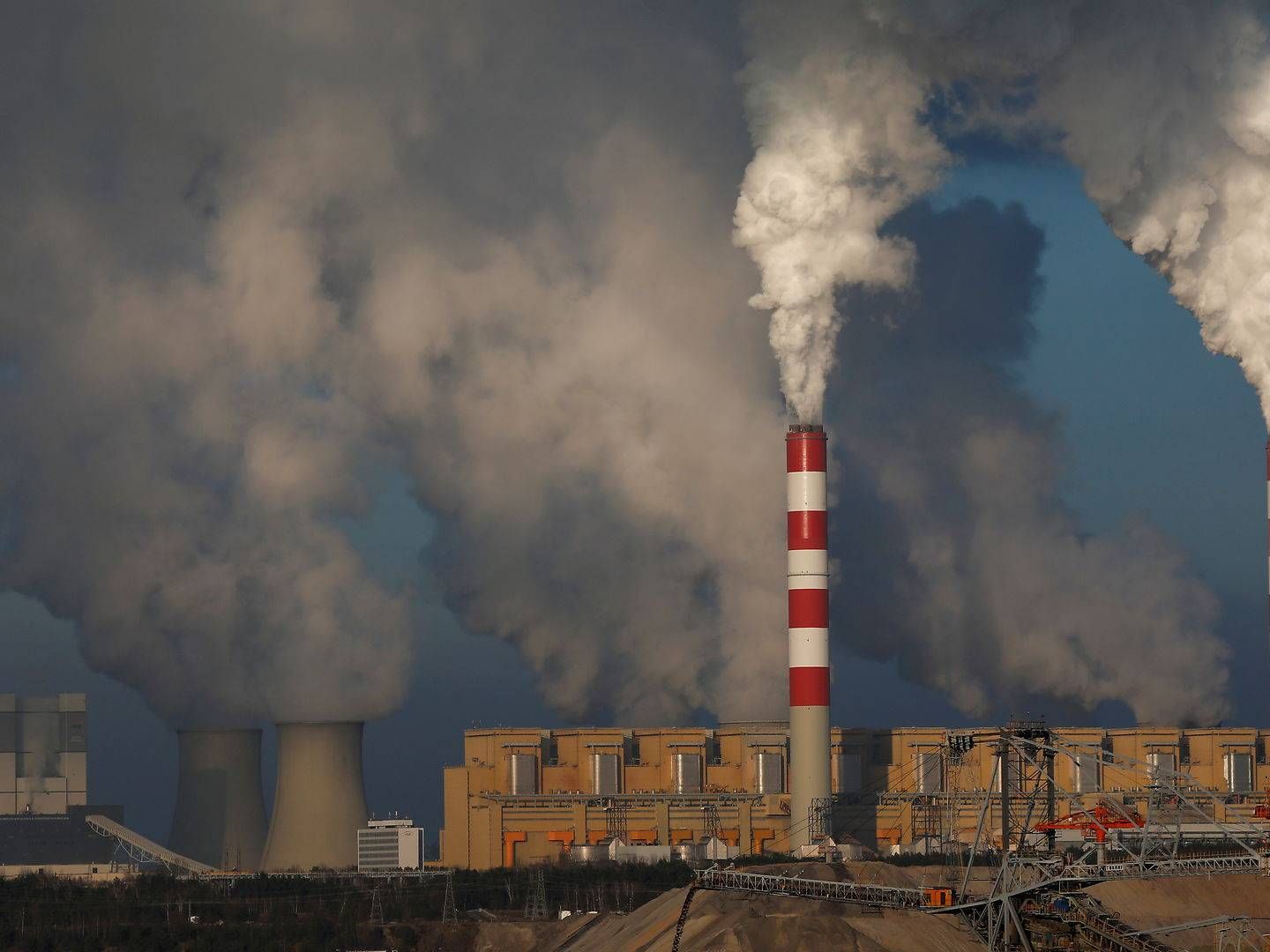 Smoke and steam billows from Belchatow Power Station, Europe's largest coal-fired power plant operated by PGE Group, near Belchatow | Photo: Kacper Pempel/Reuters/Ritzau Scanpix