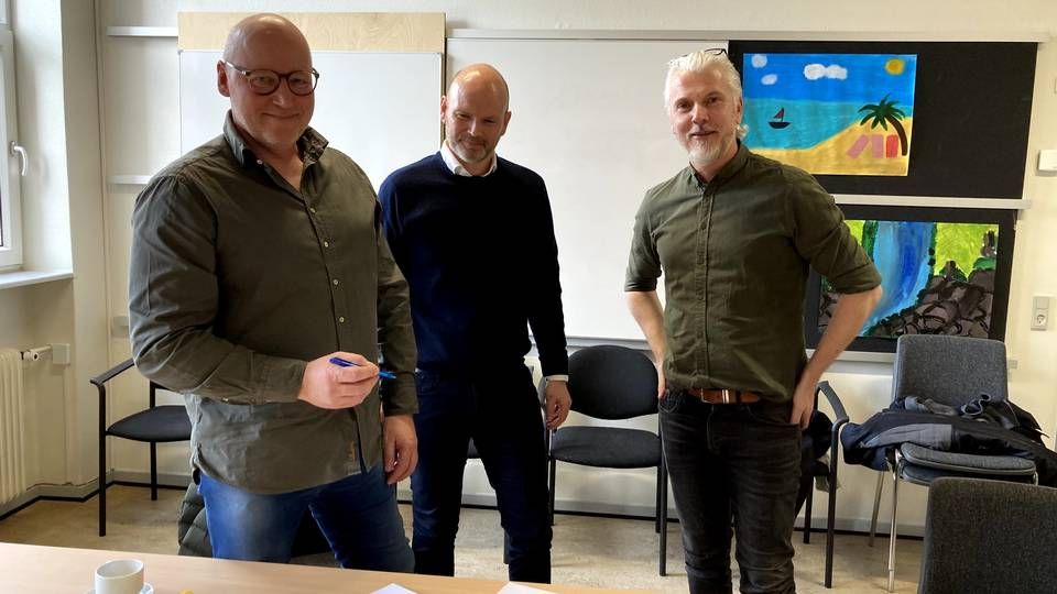 Fra venstre: Carsten Sixhøi, adm. direktør C2IT, Carsten og Mads Fischer Rasmussen, People IT, og Kristian Toft, skoleleder på Mølleskolen | Foto: PR