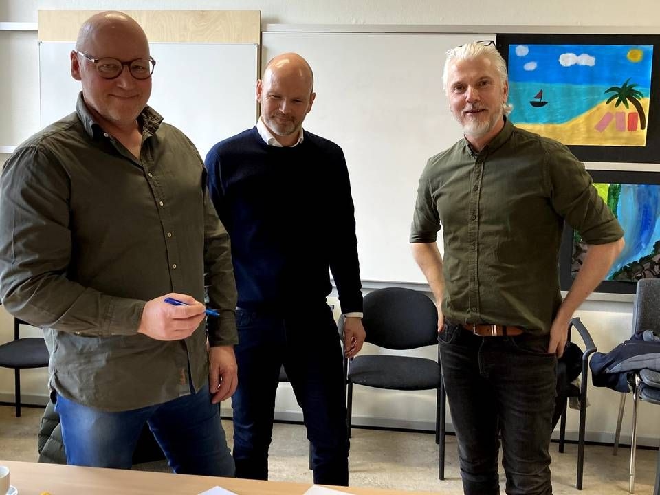 Fra venstre: Carsten Sixhøi, adm. direktør C2IT, Carsten og Mads Fischer Rasmussen, People IT, og Kristian Toft, skoleleder på Mølleskolen | Foto: PR