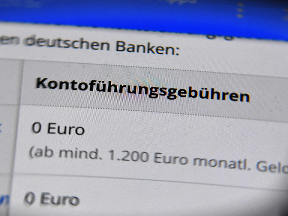 Kontoführungsgebühren verschiedener Banken werden auf einem Handydisplay angezeigt. | Foto: picture alliance / ZB | Jens Kalaene
