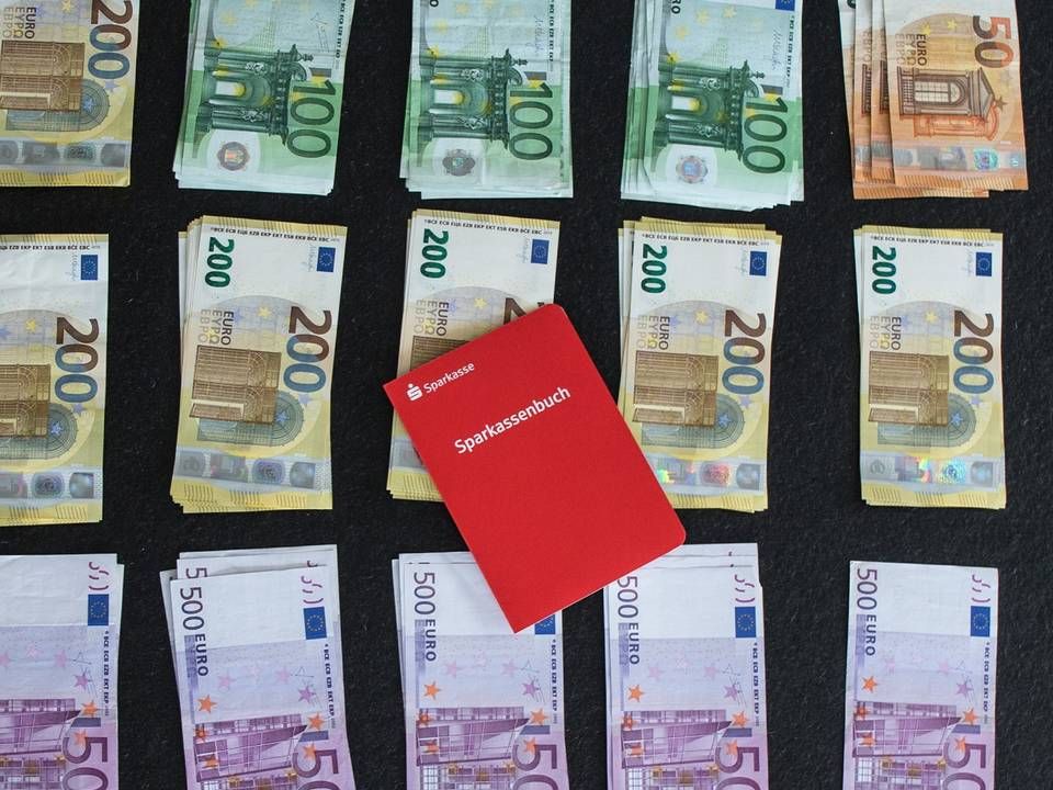 Einige Banken und Sparkassen führen Höchstgrenzen für Sparbücher ein. (Symbolbild) | Foto: picture alliance / Fotostand / K. Schmitt