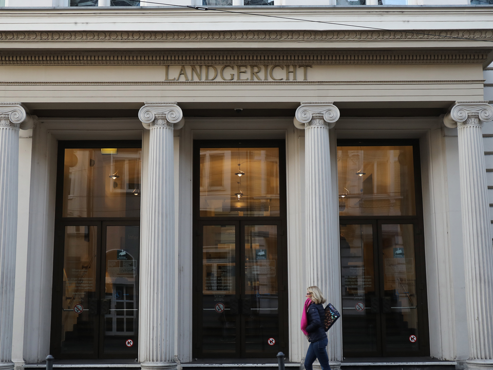 Der Eingang des Landgerichts Bonn. | Foto: picture alliance/dpa | Oliver Berg