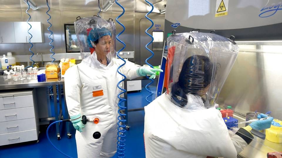 Forskeren Shi Zhengli (t.v) afviser, at coronavirus undslap laboratorie i Wuhan | Foto: AP/Ritzau Scanpix