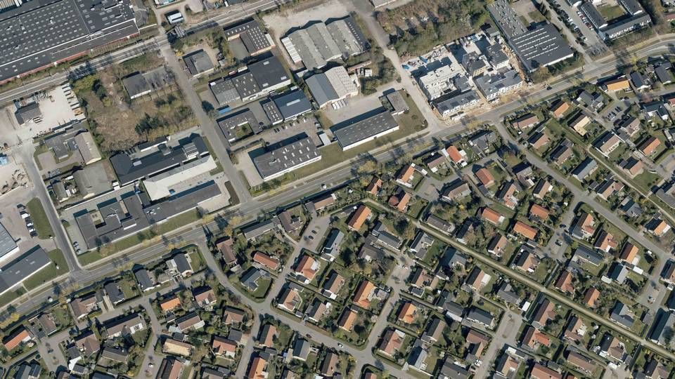 Nordlandsvej i Risskov, hvor boligbyggeri er begyndt at skyde op midt for til højre i billedet. Øverst anes letbanen. | Foto: Styrelsen for Dataforsyning og Effektivisering