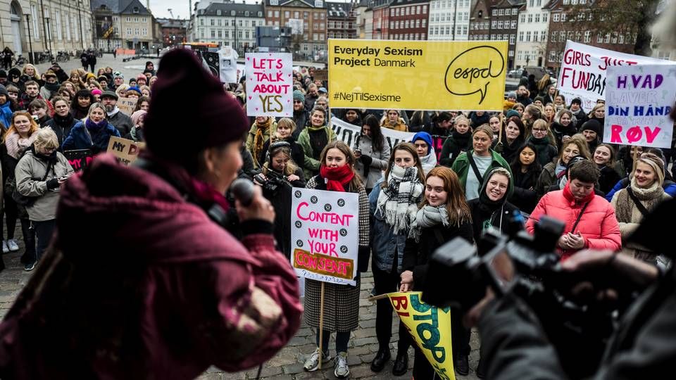 Amnesty har været aktiv fortaler for at få indført en samtykkelov, som Danmark vedtog sidste år. Her ses nogle af deltagerne til en demonstration på Bertel Torvaldsens Plads i København. | Foto: Rasmus Flindt Pedersen