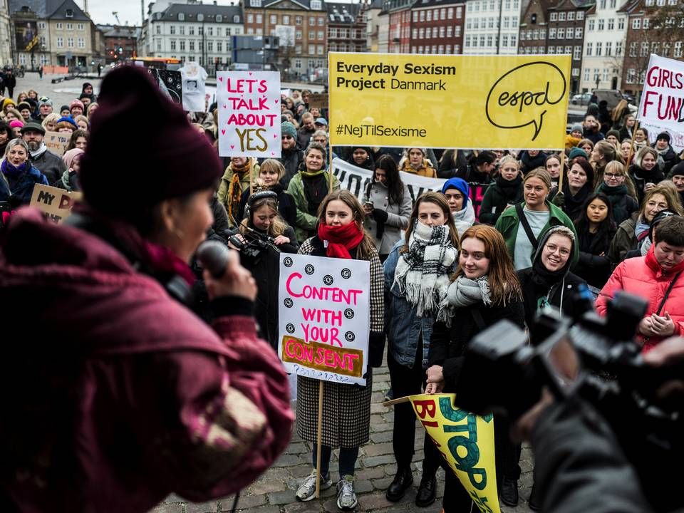 Amnesty har været aktiv fortaler for at få indført en samtykkelov, som Danmark vedtog sidste år. Her ses nogle af deltagerne til en demonstration på Bertel Torvaldsens Plads i København. | Foto: Rasmus Flindt Pedersen