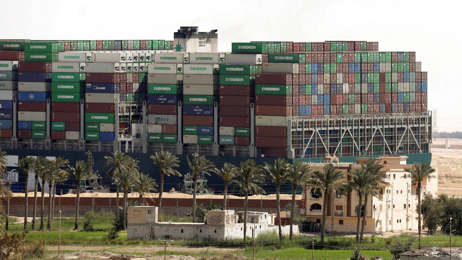 Containerskibet Ever Given siddende fast i Suezkanalen i marts. Aktørerne rundt omkring rederierne er ikke udelt begejstrede for de flere og flere megaskibe, der dominerer containerruterne over verdenshavenen, men EU-Kommissionen har ikke tænkt sig at gøre noget ved problematikken p.t. | Foto: Mohamed Abd El Ghany/Reuters/Ritzau Scanpix