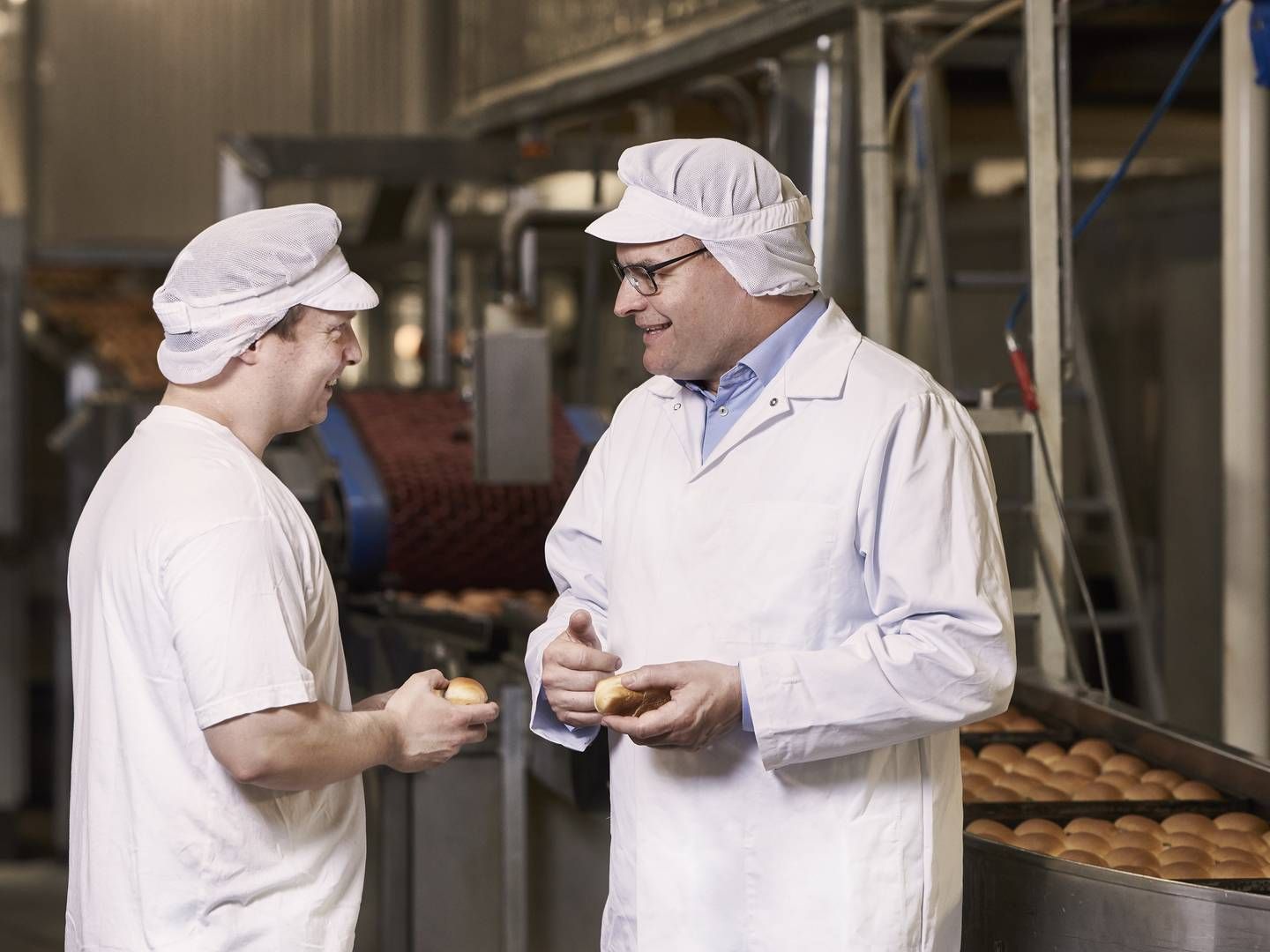 René Normann Christensen (th.), adm. direktør i Kohberg Bakery Group, mangler bagere på sine to bagerier. | Foto: PR/Kohberg