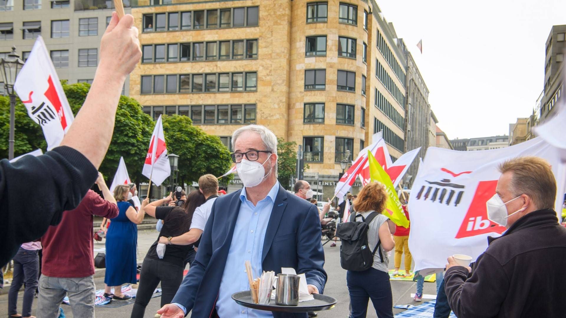 Zu Beginn der Tarifverhandlungen für die Beschäftigten in den öffentlichen Banken reicht der VÖB demonstrierenden Gewerkschaftern Kaffee und Croisants. | Foto: VÖB