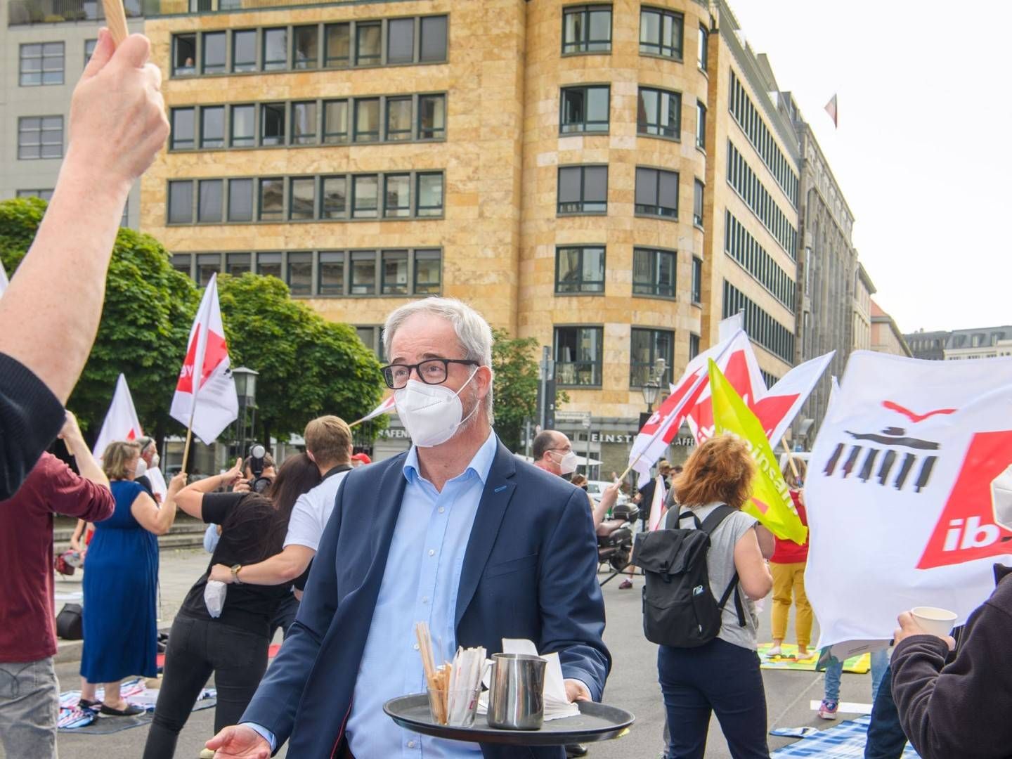 Zu Beginn der Tarifverhandlungen für die Beschäftigten in den öffentlichen Banken reicht der VÖB demonstrierenden Gewerkschaftern Kaffee und Croisants. | Foto: VÖB