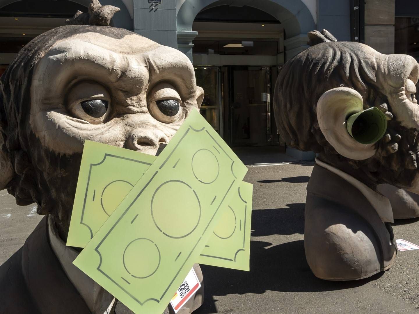 Eine Aktion von Greenpeace in Basel, im Zusammenhang mit der Finanz-Kampage, welche eine stärkere Regulierung des Schweizer Finanzplatzes bezüglich Klimarisiken fordert. | Foto: picture alliance/KEYSTONE | GEORGIOS KEFALAS