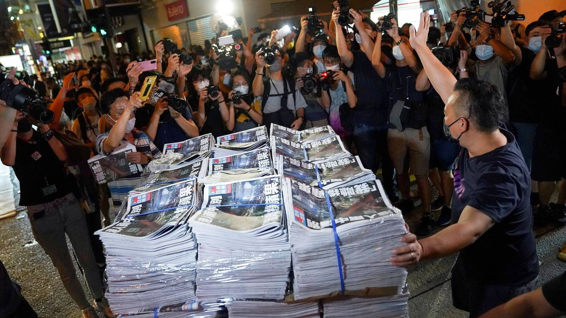 Her ses den sidste udgave af Apple Dailys printavis, der torsdag blev udgivet for sidste gang. | Foto: Lam Yik/Reuters/Ritzau Scanpix