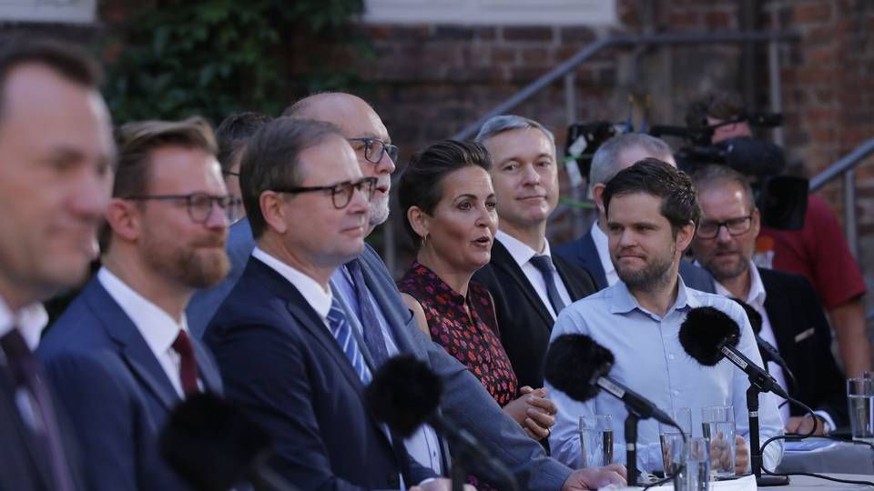 Nicolai Wammen (S) sammen med de øvrige politikere bag mandagens infrastrukturaftale | Foto: Olafur Steinar Gestsson/Ritzau Scanpix
