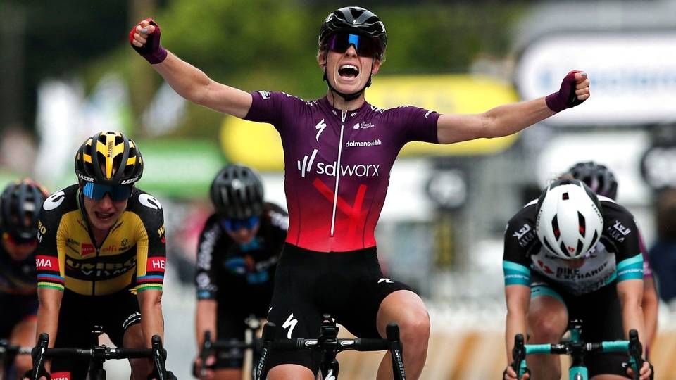 Vinderen af dette års Tour de France-begivenhed for kvinder, Demi Vollering fra Holland, passerer målstregen - næste år udvides løbet fra én til otte etaper og flyttes til juli | Foto: Benoit Tessier/AFP/Ritzau Scanpix