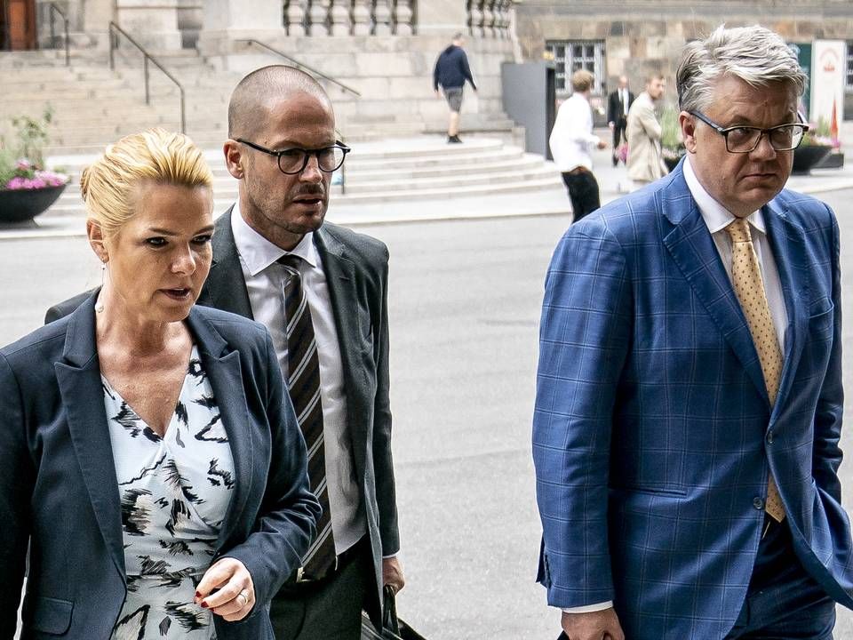 Inger Støjberg på vej i Rigsretten i fredags. Første retsmøde blev afholdt i Landstingssalen på Christiansborg. Til højre for Støjberg ses advokat Jonas Christoffersen og derefter advokat René Offersen. | Foto: Mads Claus Rasmussen/Ritzau Scanpix