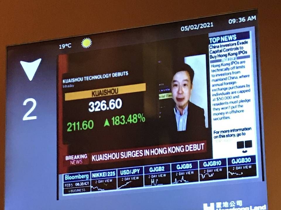 Bildschirm zeigt Kursbewegung beim Börsendebüt von Kuaishou Technology an der Börse Hongkong im Februar 2021 | Foto: picture alliance/dpa/HPIC