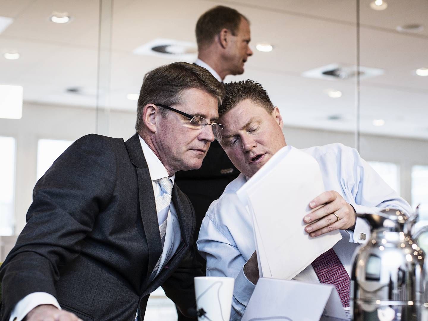 Lars Rebien Sørensen (tv) og Jesper Brandgaard (th) under en regnskabsaflæggelse i Novo Nordisk i 2014. | Foto: Niels Hougaard/ERH