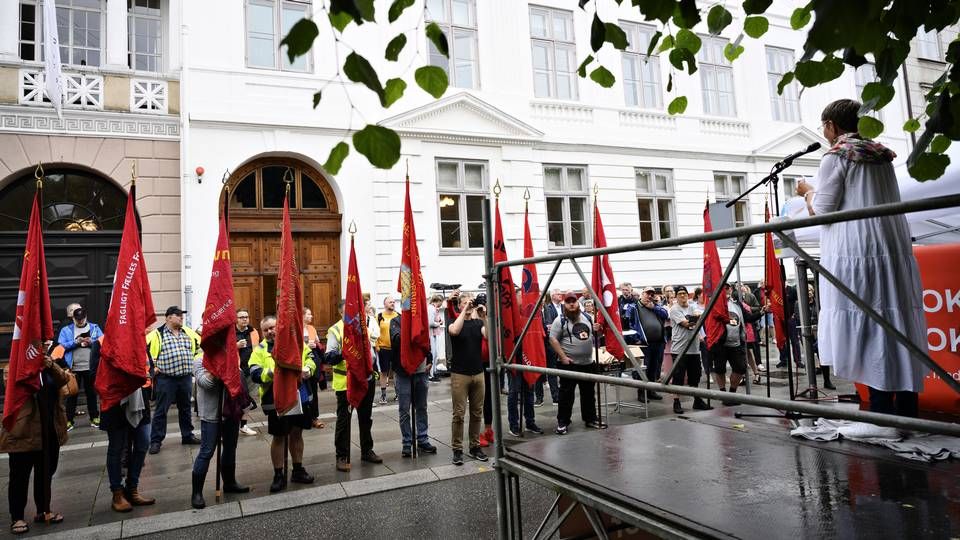 Fagforbundet 3F demonstrerer foran Arbejdsretten, forinden starten på retssagen mellem 3F og Jensens Bøfhus. | Foto: Philip Davali