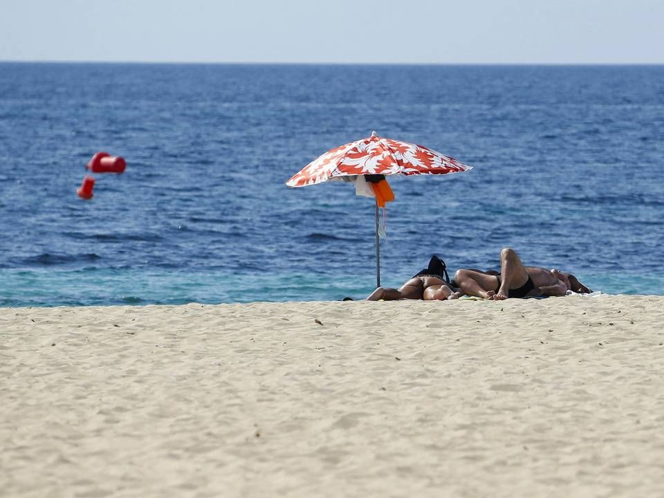 En del danskere rejser på ferie uden at være dækket, hvis man bliver syg eller kommer til skade. | Foto: ENRIQUE CALVO/REUTERS / X03154