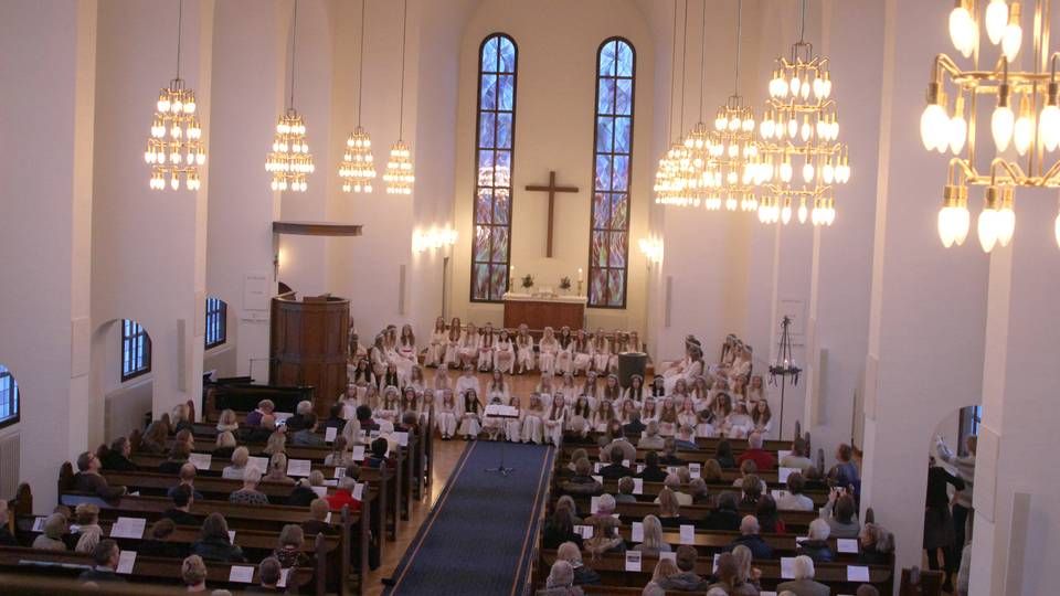 Henvendelser fra tidligere elever får rektor på sangskolen Sankt Annæ Gymnasium til at sætte ekstern advokatundersøgelse i gang. På billedet ses et pigekor fra skolen synge julesange i Johannes Døbers Kirke i Valby. | Foto: Lars Hansen