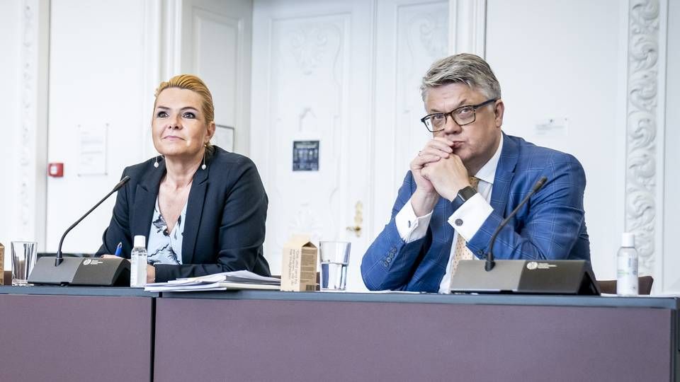 Inger Støjberg og forsvarsadvokat René Offersen var på plads ved et forberedende møde om rigsretssagen i Landstingssalen på Christiansborg 25. juni. | Foto: Mads Claus Rasmussen