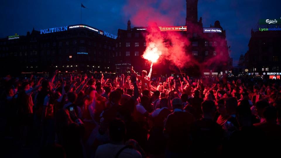 Glade fans på Rådhuspladsen i København efter sejren i 1/8-finalen over Wales. | Foto: Finn Frandsen/Ritzau Scanpix
