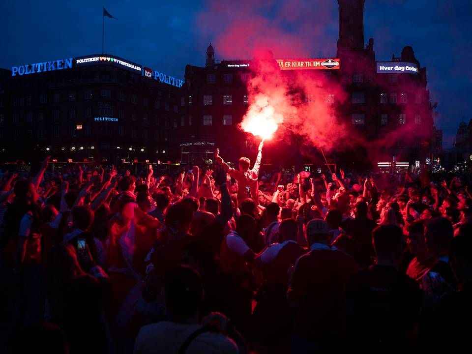 Glade fans på Rådhuspladsen i København efter sejren i 1/8-finalen over Wales. | Foto: Finn Frandsen/Ritzau Scanpix