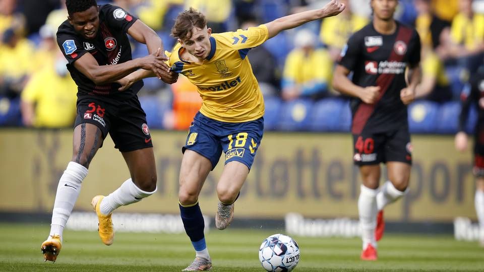 Jesper Lindstrøm i nærkamp med FCM's Frank Onyeka i en superligakamp 9. maj. | Foto: Jens Dresling