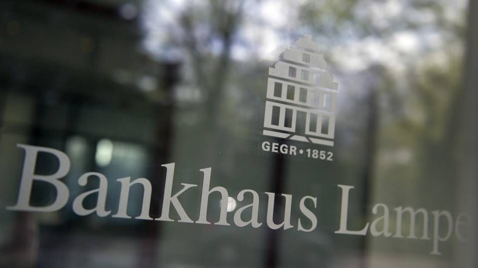 Schriftzug "Bankhaus Lampe" an der Eingangstür. | Foto: picture alliance / dpa | Daniel Naupold