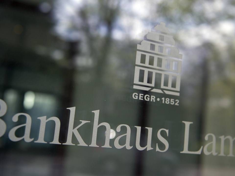 Schriftzug "Bankhaus Lampe" an der Eingangstür. | Foto: picture alliance / dpa | Daniel Naupold