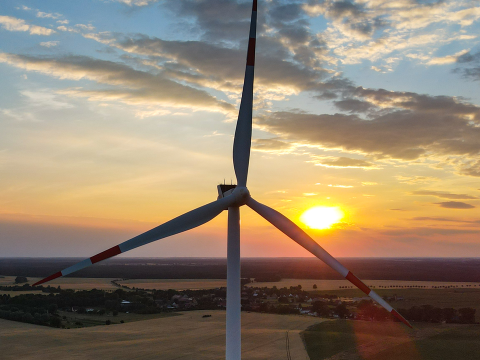 Eine Windenergieanlage im Sonnenuntergang im Landkreis Oder-Spree in Ostbrandenburg. | Foto: picture alliance/dpa/dpa-Zentralbild