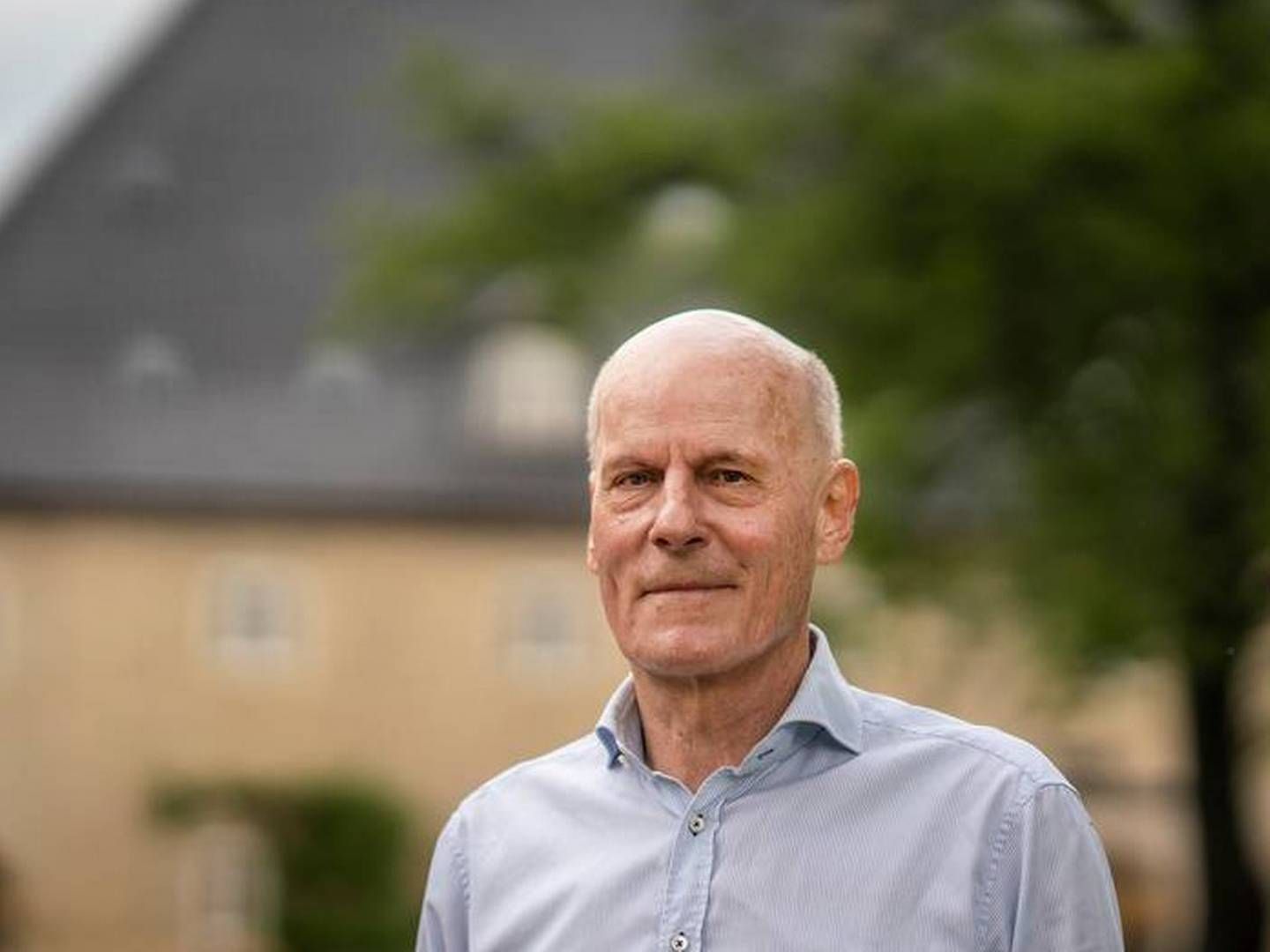 Den mangeårige ejendomsudvikler og specialist i historiske bygninger, snart 73-årige Mogens de Linde, foran Kuglegården på Holmen i København, som han købte tilbage i 2017 – dengang med en 275 år gammel dåbsattest. | Foto: Stine Bidstrup
