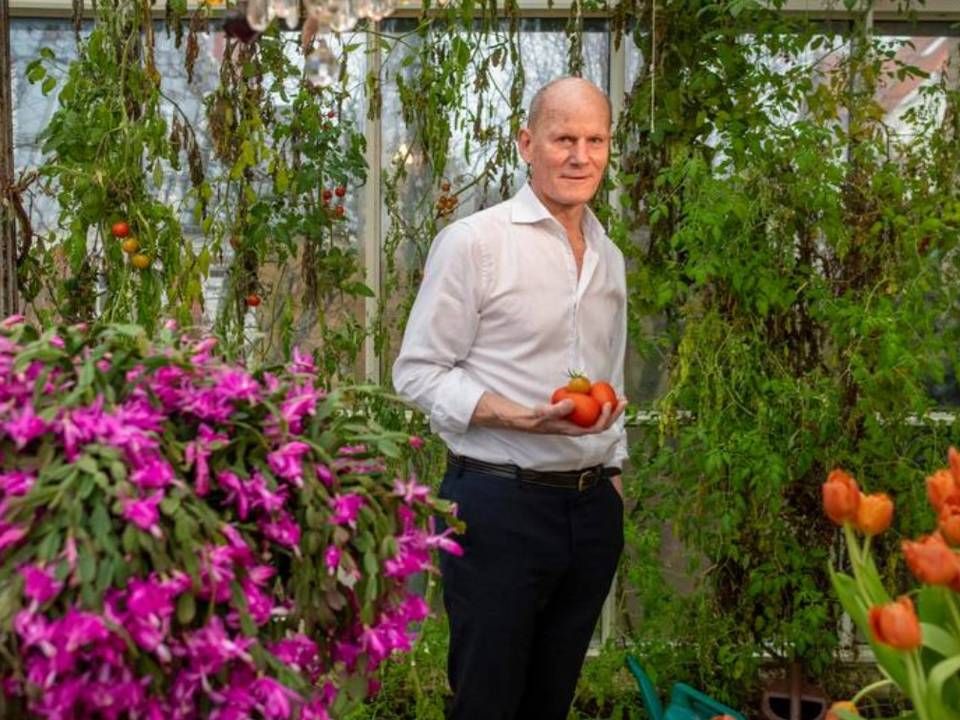 Olav de Linde i sit drivhus. Han tænker gode tanker, når han er omgivet af blomster, frugt og grøntsager. | Foto: Joachim Ladefoged