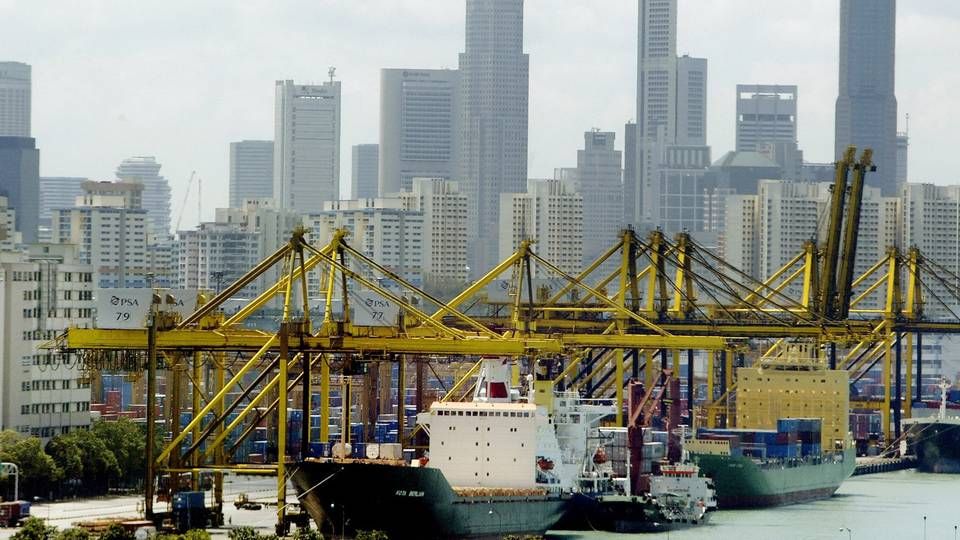 Cargo ships unload at Singapore's Pasir Panjang port. | Photo: Ed Wray/AP/POLFOTO/arkiv/AP