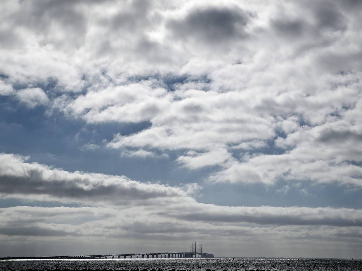 Øresundsbroen set fra Dragør, hvor kommunalpolitikerne har trukket på juridisk bistand fra advokatfirmaet Horten i villasag. | Foto: Jens Dresling