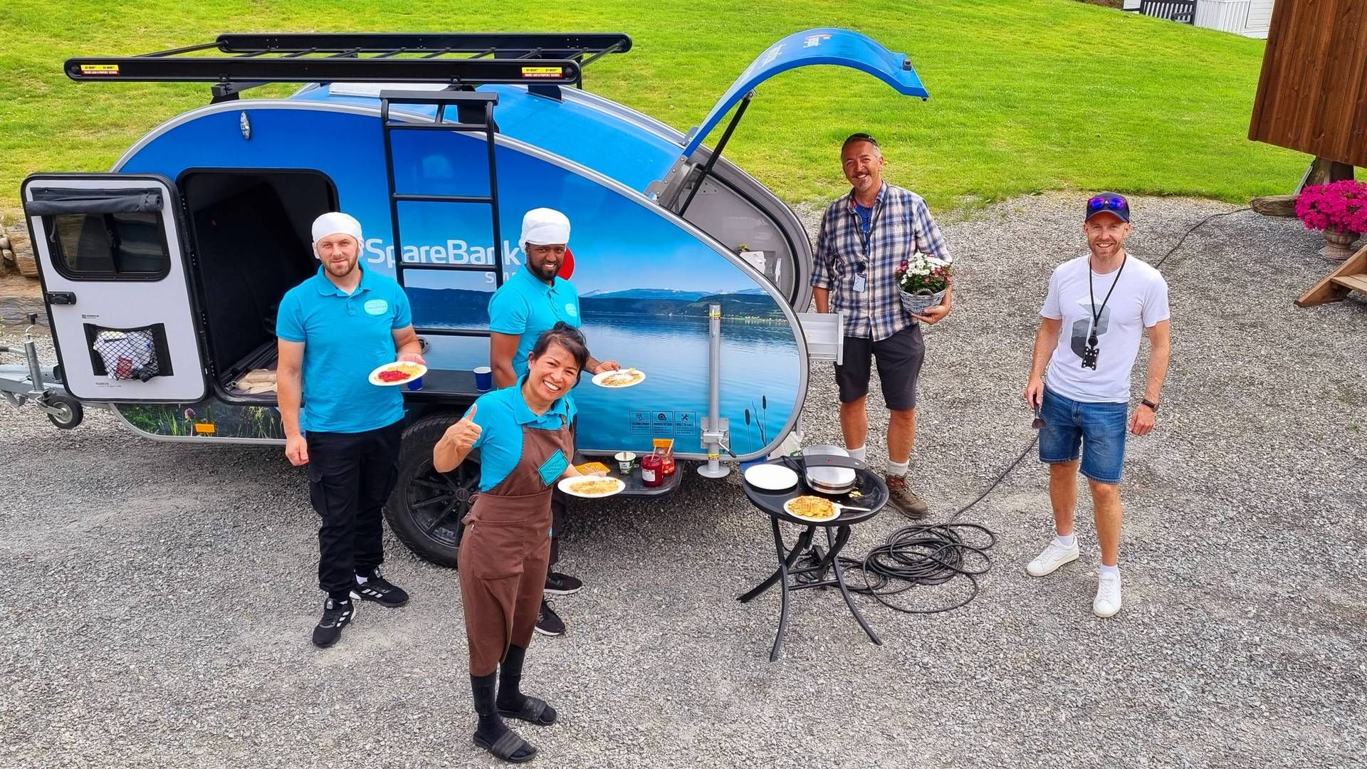 Sparebank 1 SMN på besøk hos sjokoladefabrikken "Jentene på tunet" i Selbu. Fra v. Samir, Kibrom, Jintana fra Jentene på tunet og Tore Bull Hedel og Øistein Elverhøi fra SMN. | Foto: Sparebank 1 SMN