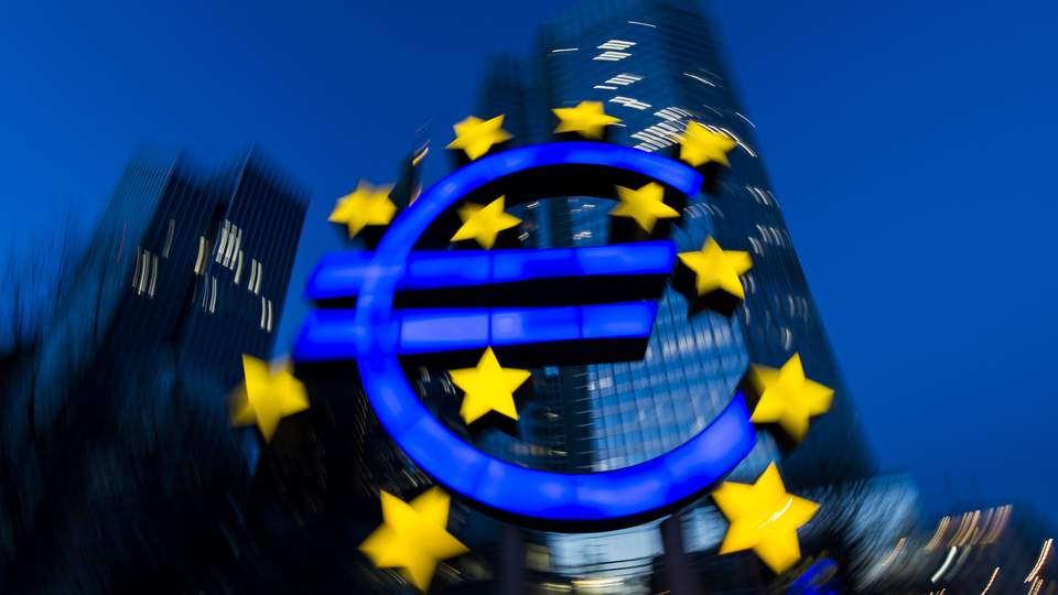 Die Euro-Skulptur, von Ottmar Hörl, steht in Frankfurt am Main (Hessen) zur blauen Stunde vor der Europäischen Zentralbank (EZB) | Foto: picture alliance / Daniel Reinhardt