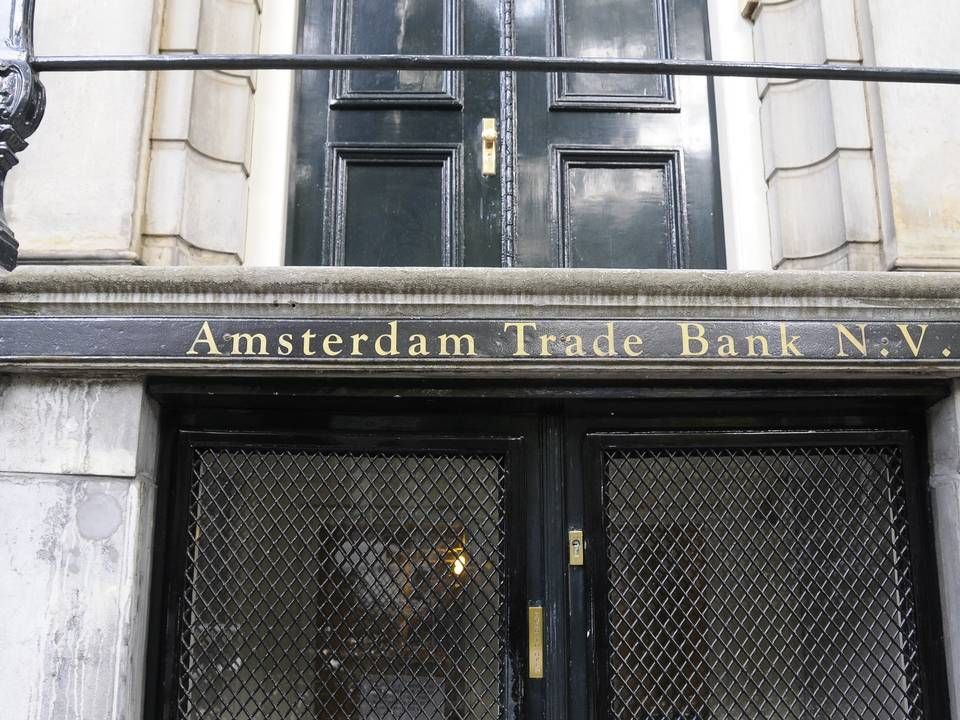Schriftzug der Amsterdam Trade Bank an einem Gebäude in Amsterdam. | Foto: picture-alliance / Horst Galuschka | Horst Galuschka