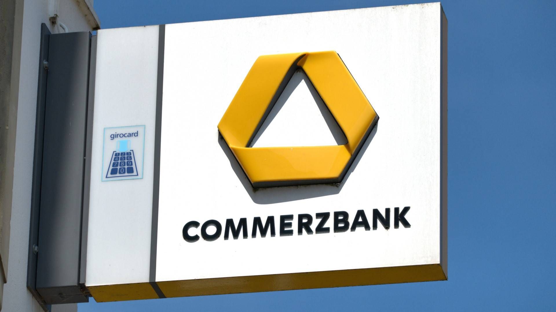 Firmenschild der Schleswiger Commerzbank-Filiale | Foto: picture alliance / Sulupress.de | Torsten Sukrow