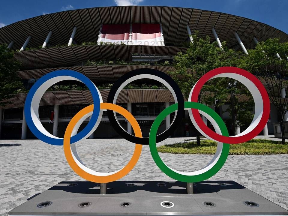 De olympiske ringe ved indgangen til det nationale stadion i Tokyo. | Foto: Philip FONG / AFP